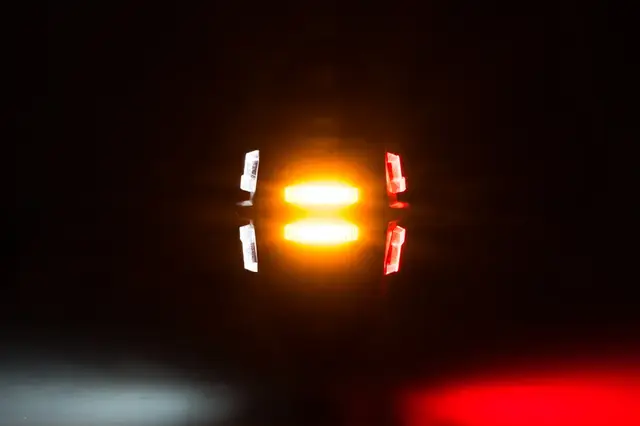 Flott kort LED markeringslys høyre side Har alle tre farger i en og samme lampe 